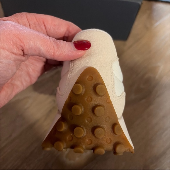 New Balance 327’s Cream and Green Athletic Shoes - Size 9.5 - Picture 5 of 12